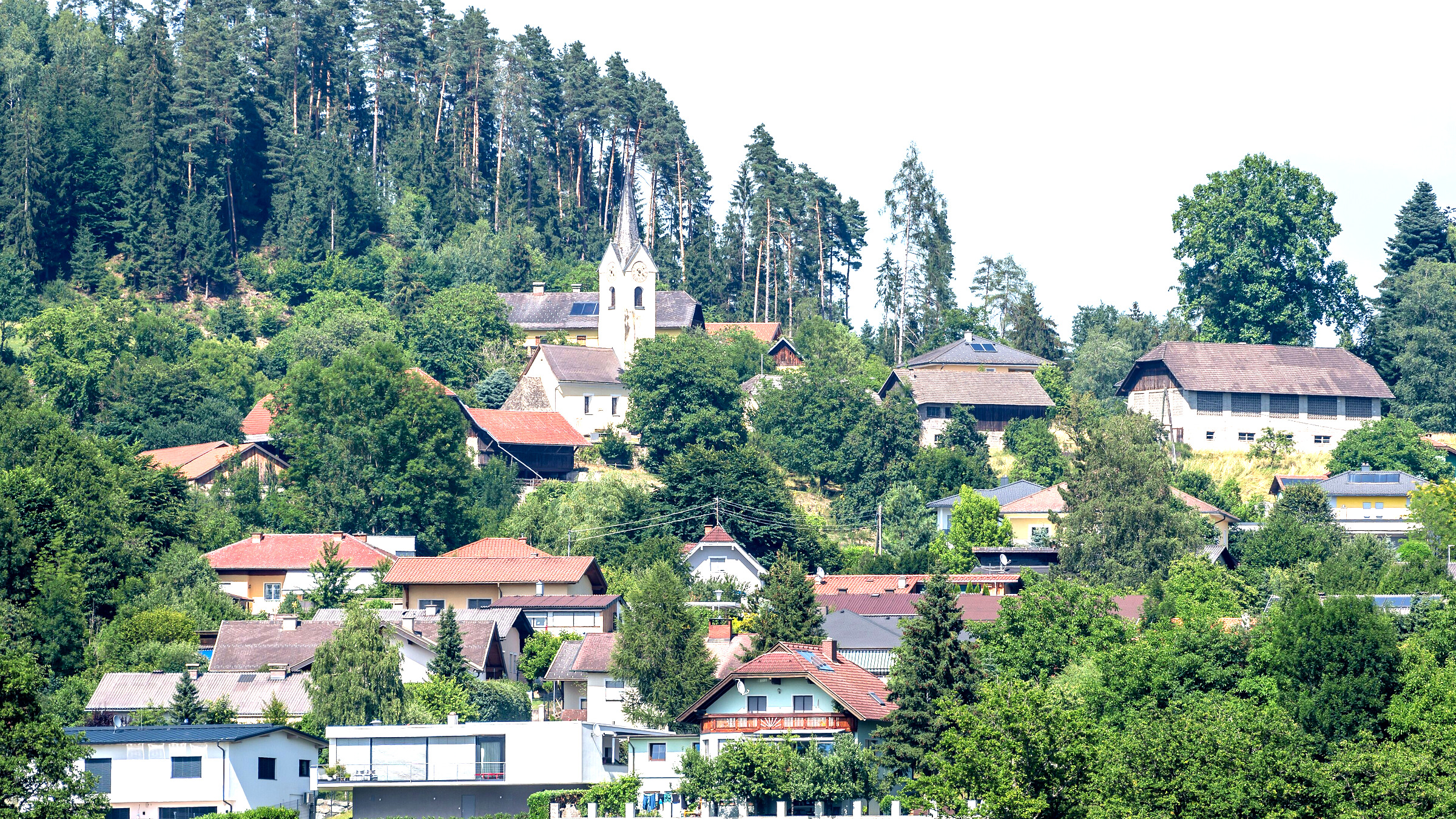 Ländlich geprägte Wohnlandschaft im Klagenfurter Stadtbezirk Wölfnitz